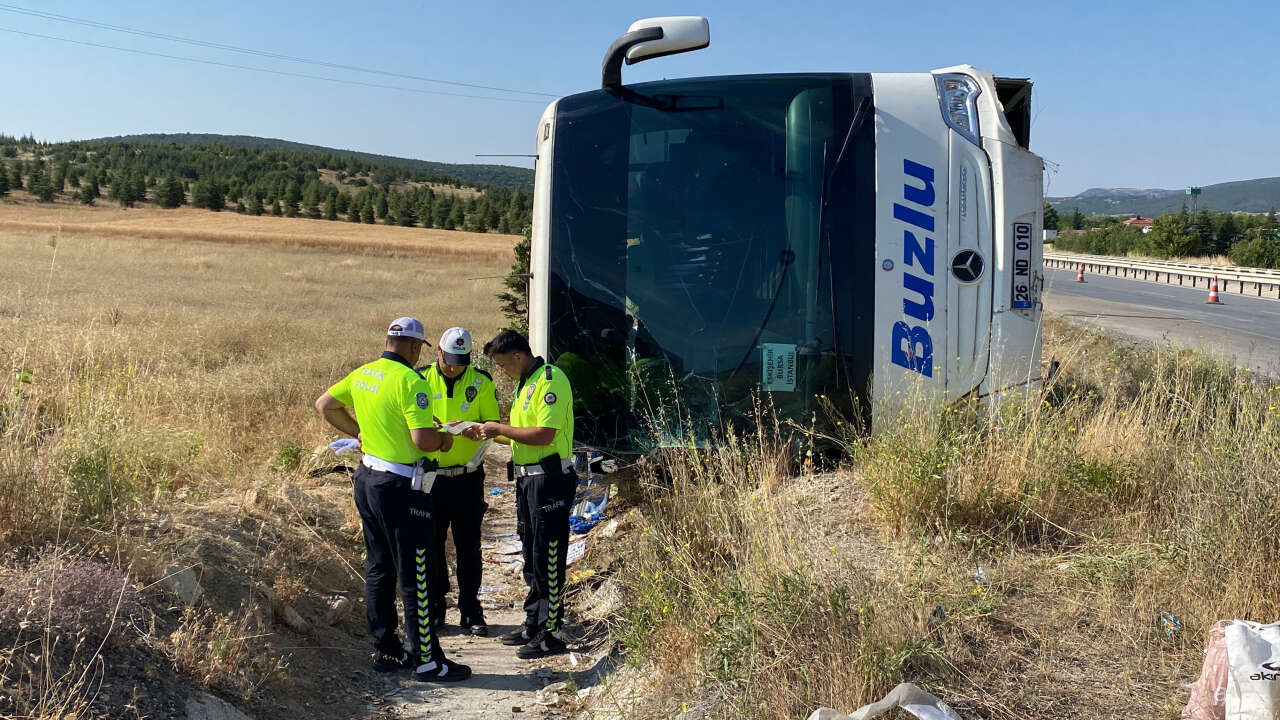 Yolcu otobüsü şarampole devrildi! 24 kişi yaralandı 2